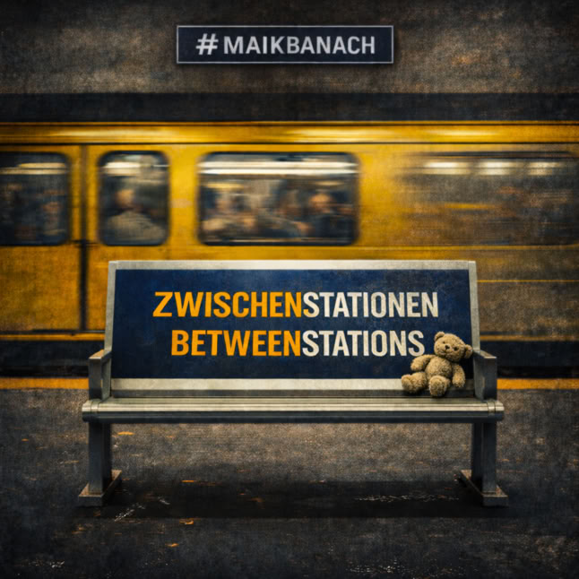 Eine gelbe U-Bahn f&auml;hrt hinter einer Bank mit der Aufschrift "Zwischenstationen Between Stations", auf der ein Teddyb&auml;r sitzt.