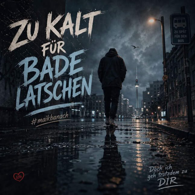 Eine Person in einem dunklen Mantel geht bei Nacht auf einer nassen Stra&szlig;e, umgeben von hohen Geb&auml;uden und Stra&szlig;enlaternen; Text "Zu kalt f&uuml;r Badelatschen" ist sichtbar.
