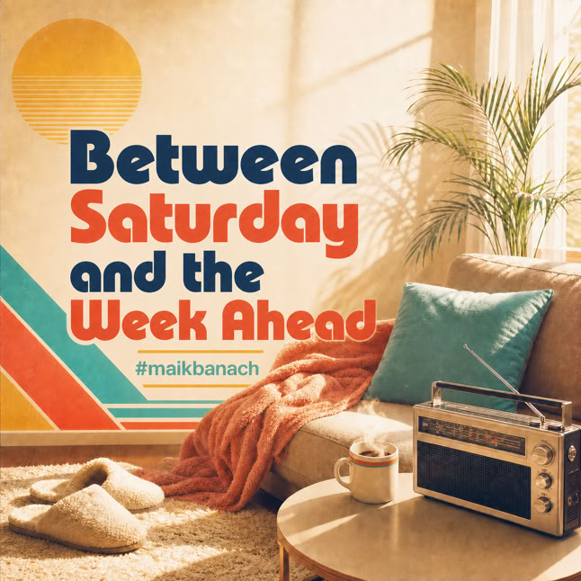 Gem&uuml;tliches Wohnzimmer mit Sofa, Kissen, Decke, Radio auf einem Tisch, Zimmerpflanze und Schriftzug "Between Saturday and the Week Ahead" an der Wand.